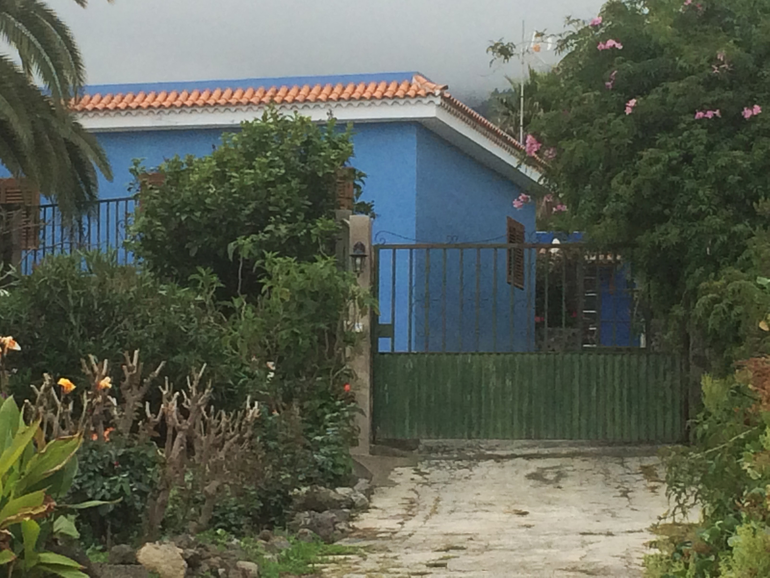 Innenfor et mindre område, en husgruppe eller langs en gate finnes det alltid ett kjølig blått hus. Men sjelden to. 