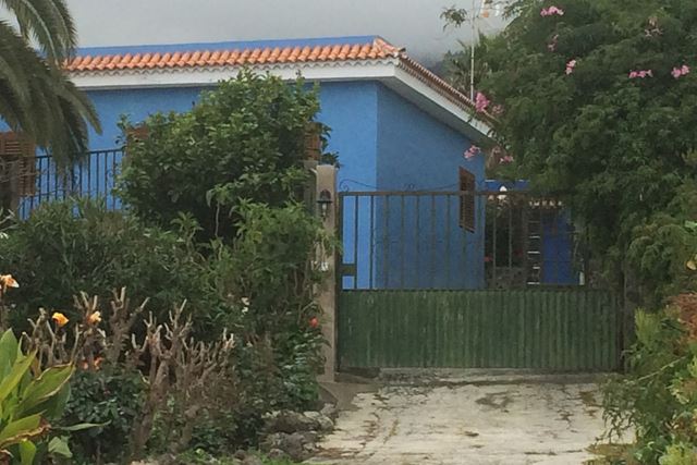 Innenfor et mindre område, en husgruppe eller langs en gate finnes det alltid ett kjølig blått hus. Men sjelden to. 