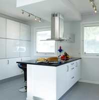 Den nye, åpne kjøkkenløsningen skaper mer plass og luft.