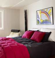 Soverommet fikk nytt liv med nymalt panel og friske farger.