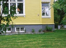 Selv med den sterke norske trehustradisjonen har de fleste huseiere også en mur, en standard grunnmur eller en høyere konstruksjon, ofte avhengig av hvordan huset er plassert i terrenget.