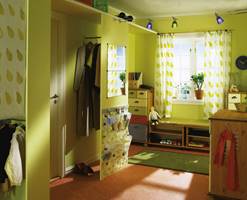 Smarte innredningsløsninger har ryddet rommet, og fargene forteller at det bor småfolk i huset.
