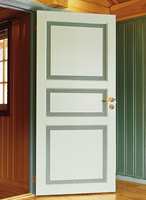Døren i sin helhet sett fra stua, karmene er fargesatt i samme grønnfarge som rammedetaljen. Veggen har samme farge som dørkarmen, men har fått sin spesielle farge og effekt ved lasering.