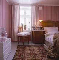 Det er godt å våkne opp i en fredelig rosatone som gir rommet lys og varme, selv om novembertåka ligger over åkrene. I en slik farge får også vår og sommer fritt spillerom.