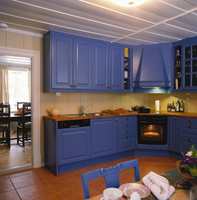 Blått ble valgt som farge på den nymonterte kjøkkeninnredningen. Denne fargen har i et par hundre år vært kjøkkenfargen