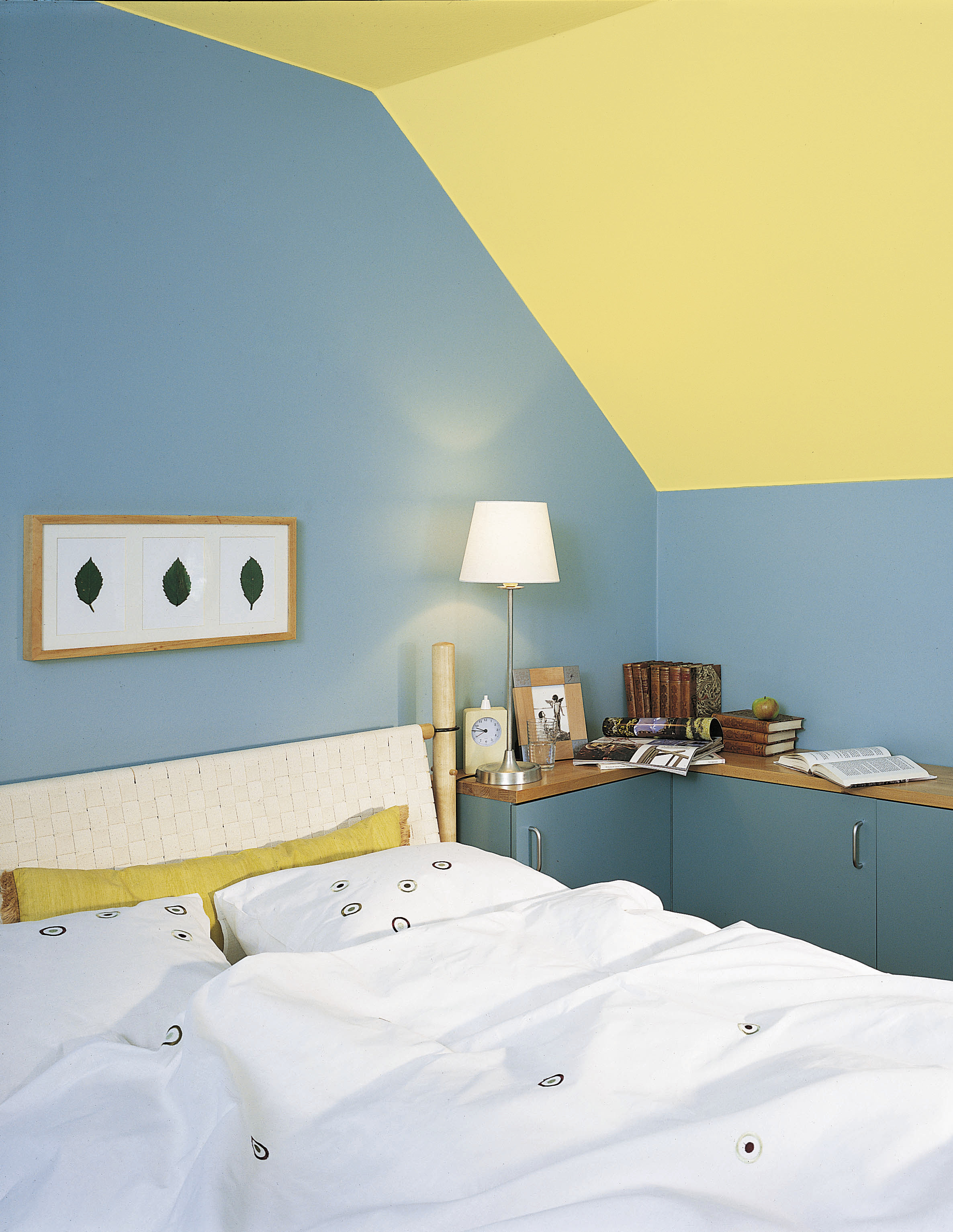 ET LØFT: Gi soveromstaket et løft ved å male det i en annen farge enn hvitt! (Foto: Nordsjö)