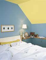 ET LØFT: Gi soveromstaket et løft ved å male det i en annen farge enn hvitt! (Foto: Nordsjö)