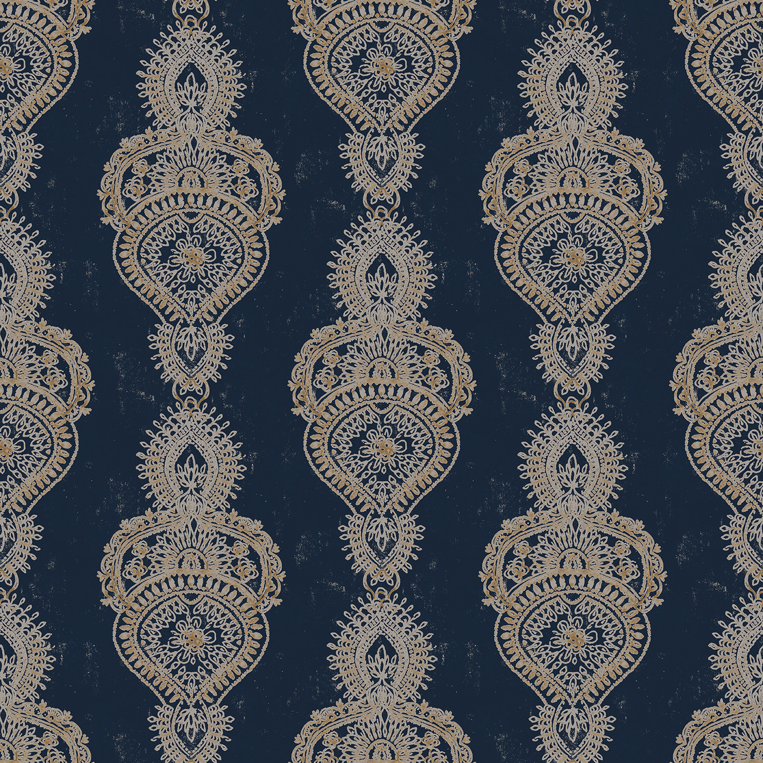 VEGGPRYD: Et mønster skaper føringer for stil og atmosfære. Vi aner her litt orientalsk varme som kontrast til det kalde norske vinterlandskapet. Tapetet er fra Fantasi Interiør. (Foto: Fantasi Interiør)