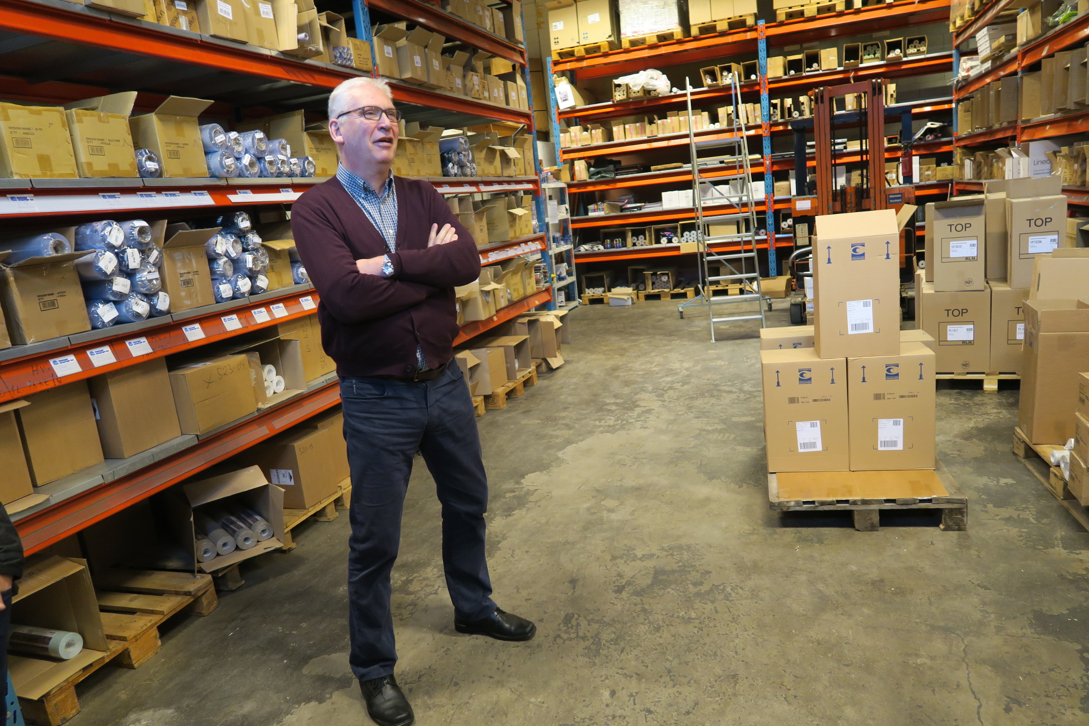 Inge Aasen er en gammel traver i tapetbransjen. Han har vært i bransjen siden 1974. – Utvalget av tapeter er større enn noen gang, sier han. 