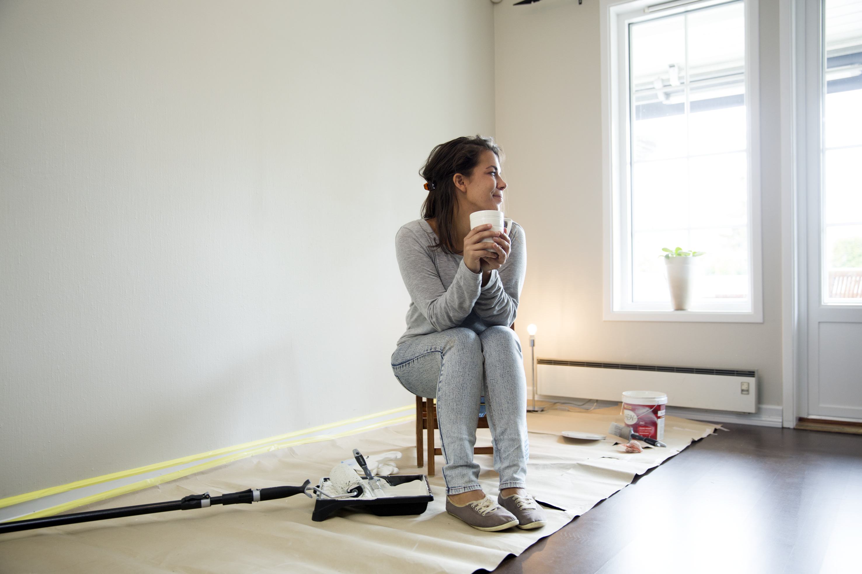 Sol og oppholdsvær gjør at du kan tømme rommet, og male mer effektivt inne. 