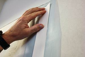 PAPIRSTRIMMEL: Papirstrimmelen påføres du direkte i våt gipsplatesparkel, det gjelder både for flat vegg, og i hjørnene.
