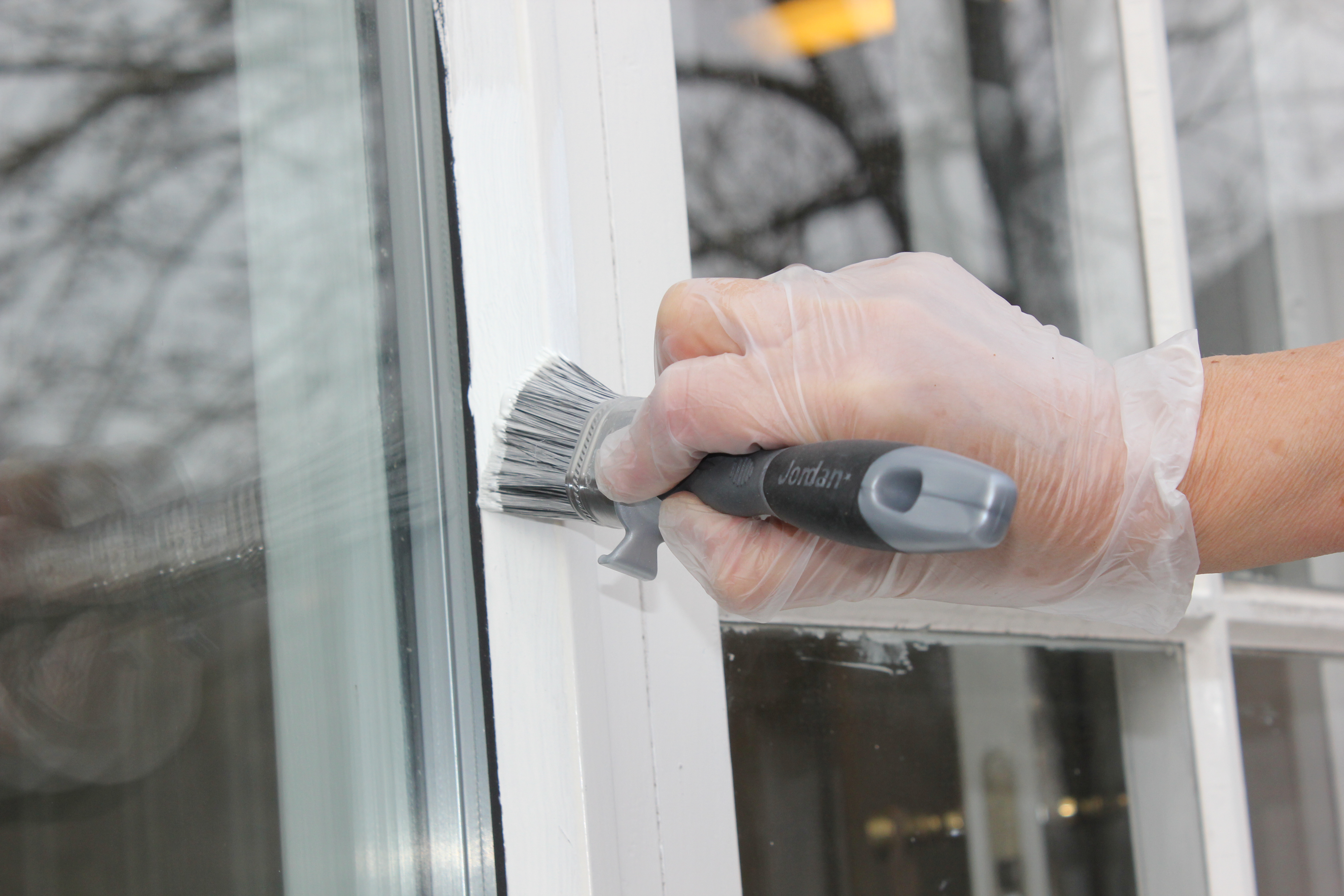 Bruk innepensel på vinduene ute