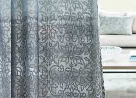 LUFTIG: Lette tekstiler blir som en lett bris blant tyngre materialer og mørke farger. Disse gardinene er fra Harlequins kolleksjon Paloma, som føres av Tapethuset.