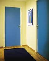 Blå dører i ulike fargenyanser. De piffer opp entreen når veggene er lyse.