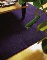 Det lilla gulvteppet i ren ull og chenille er frodig og gir godt med farge til rommet. Veveteknikken får frem det stramme mønsteret og gjør at teppet kan brukes på begge sider.
