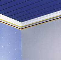 Taket er malt to strøk med panellakk (interiørbeis) i en dyp blåfarge. Tapetene har ulike farger, men mønsteret er det samme.