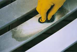 Midlet påføres overflaten, som deretter bearbeides med svamp, fille, børste eller fin stålull. 
