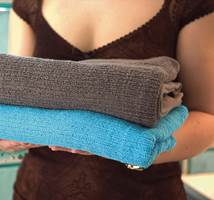Myke håndklær i ulike farger pynter opp på badet.