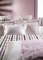 Nytt og vårlig sengetøy er i butikkene nå, med sarte pastellfarger på hvit bunn, striper og broderte blomster på putetrekk.