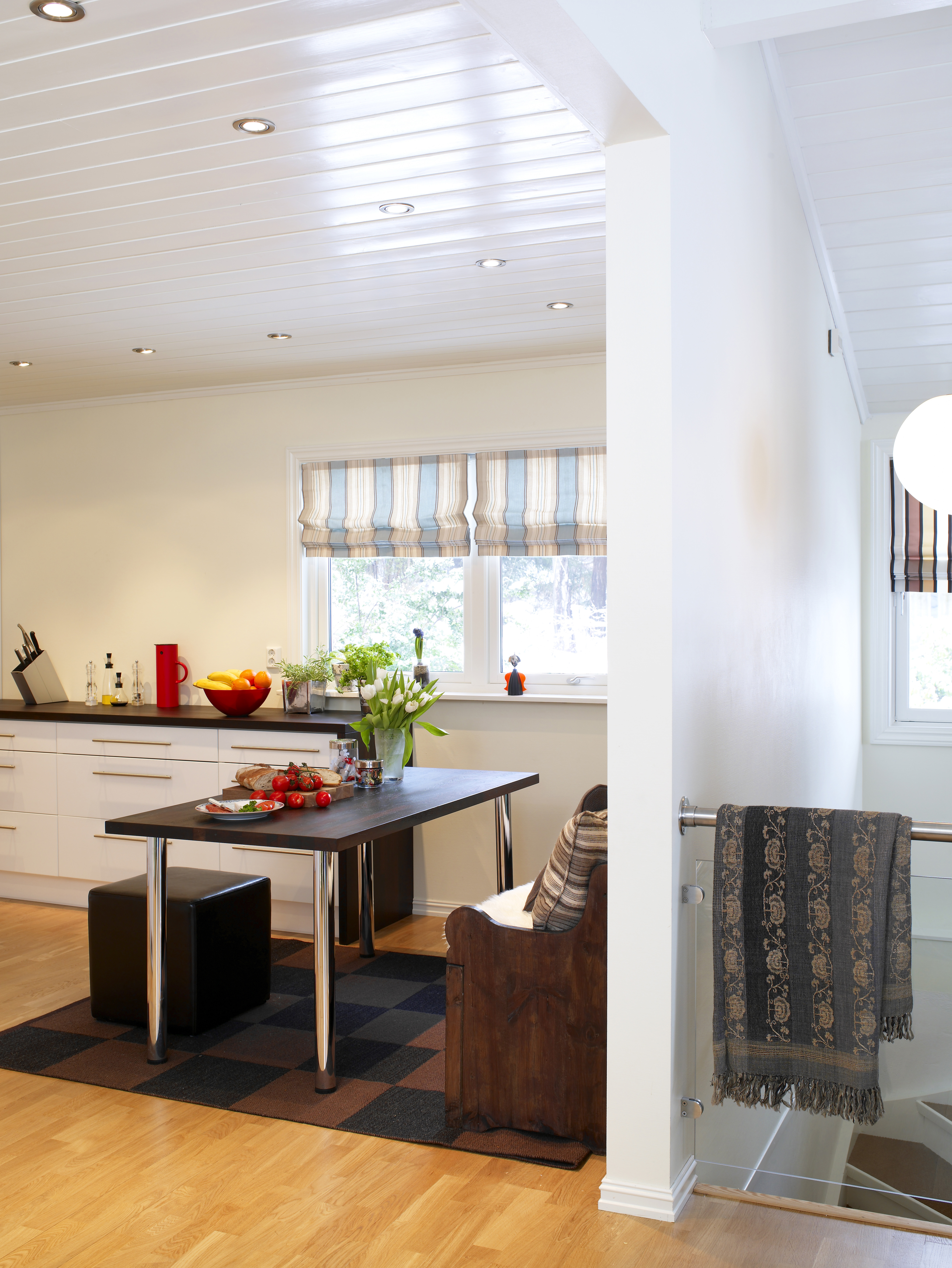 Ned med vegger og inn med hvitt