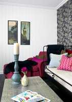 Sterke farger i turkis og rødt i møblene kombinert med hvitt, sort og sølv som rommets farger gir et friskt og kraftig inntrykk langt fra tradisjonell kjellerstueinnredning.
