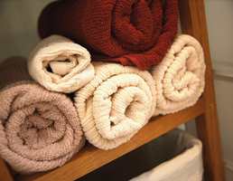 Håndklær i varme farger passer flott til treverket.