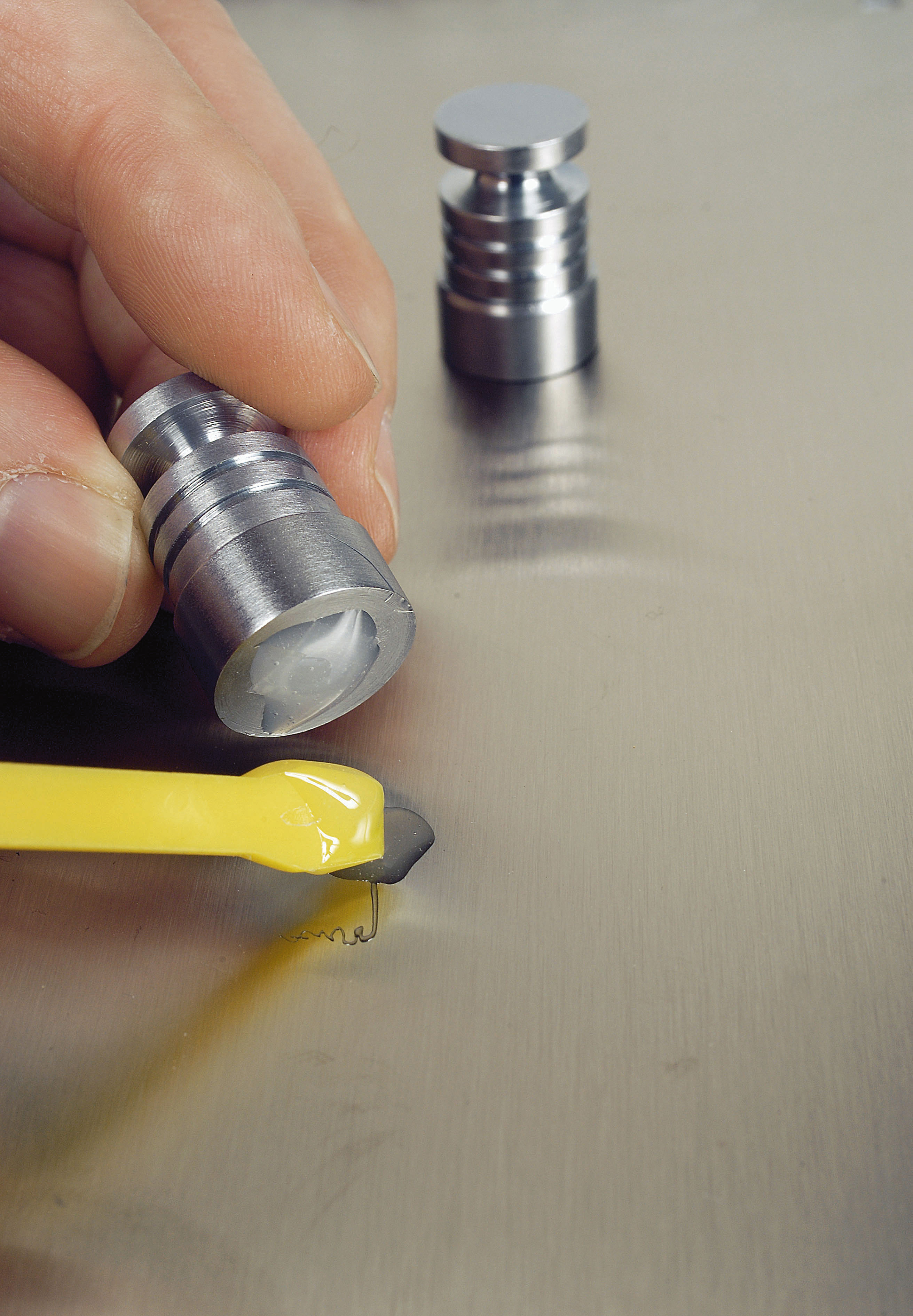 Lim erstatter borring