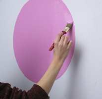 Det runde speilet ble brukt som mal når de rosa rundingene skulle males på veggen. Enkelt å tegne av og male med pensel.