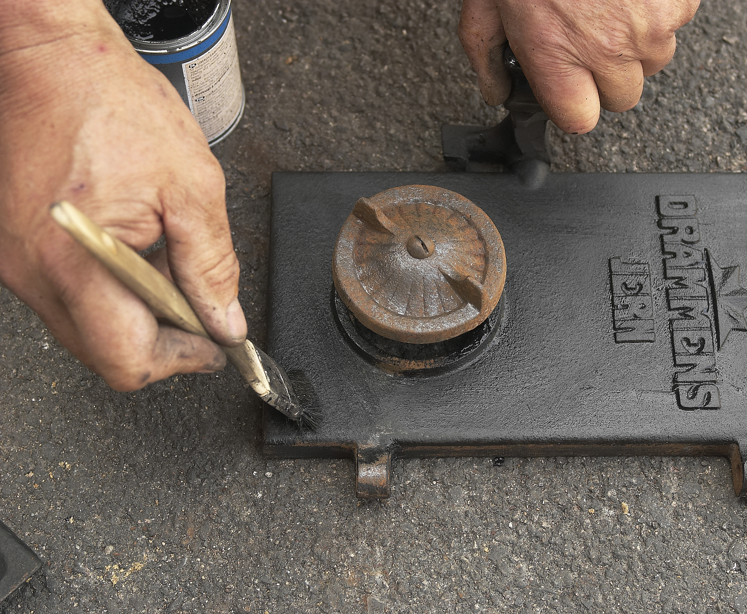 Bruk en stiv pensel til å påføre grafittkremen.