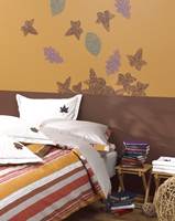 Sommeren er over og soverommet fylles med varme høstfarger. På veggen daler høstbladene...