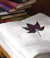 Til sengetøyet fås også matchende håndklær med blader.