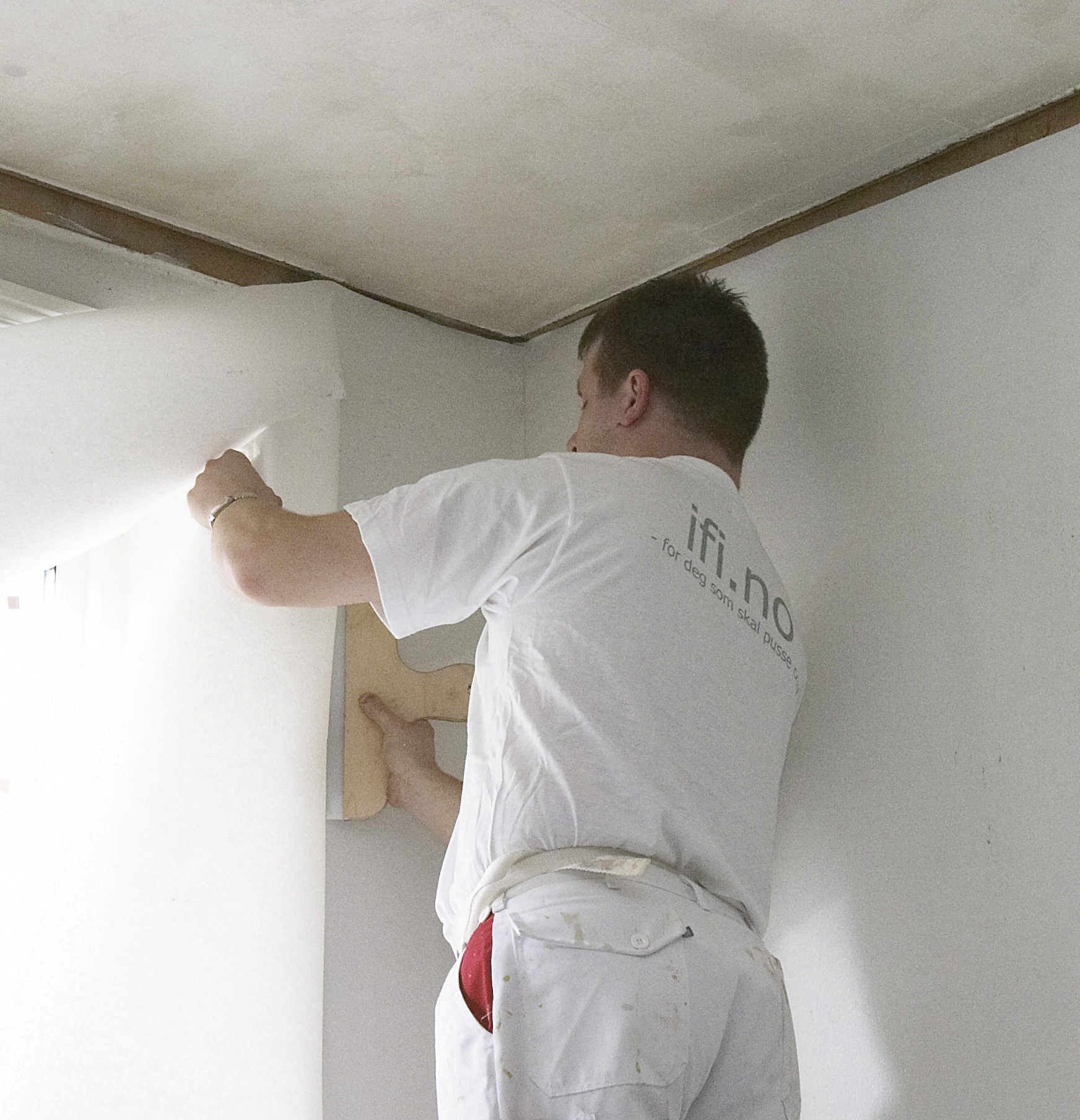 Gro Welle-Watne hos Tapethuset anbefaler å sette opp et spesialtapet som bedrer akustikken i rommet.