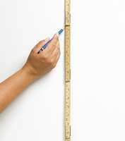 Mål avstanden fra tak til overkant av feltet flere steder og marker punktene med en blyant. Deretter måles avstanden fra gulv til underkant av feltet.