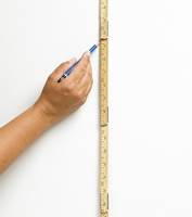 Mål avstanden fra tak til overkant av feltet flere steder og marker punktene med en blyant. Deretter måles avstanden fra gulv til underkant av feltet.