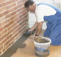 I eldre boliger vil gulvene ofte ikke være helt plane - spesielt kan det merkes langs veggene. Slike skavanker bør rettes før gulvlegging.