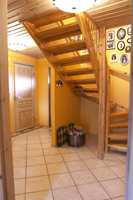 Den gule entreen med trapp og tak i umalt furu var moden for fornyelse. Rommet virket utgått på dato.