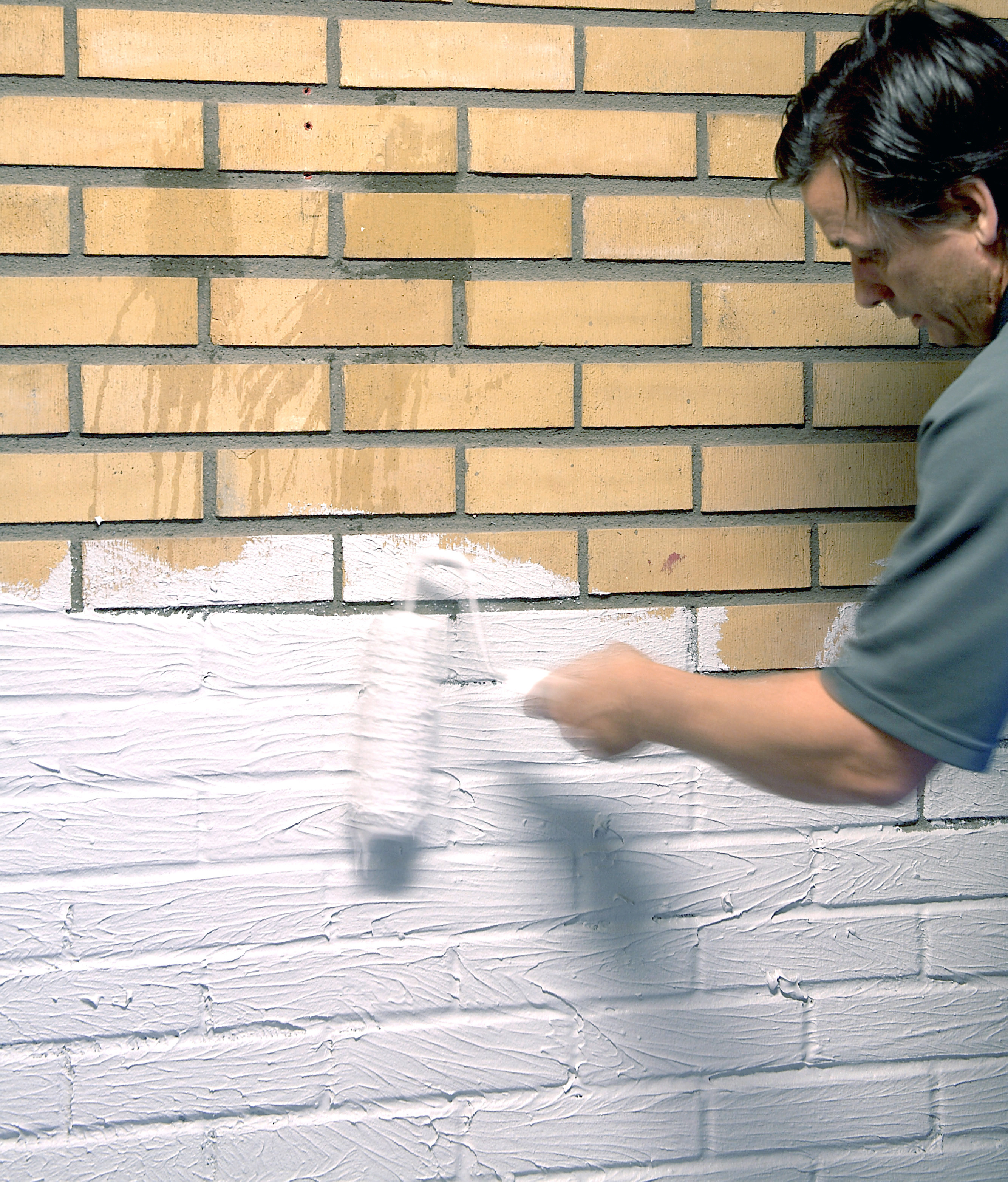 RULLE: Bland gjerne ut sparkelen slik at den får en konsistens som gjør den enkel å påføre med en malerulle.