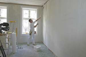 Påfør vegglim med en langåret malerull. Bruk pensel i hjørner og i overgang vegg/tak og vegg/gulv. Legg lim et stykke ut på neste lengde, så slipper du limsøl i skjøtene.