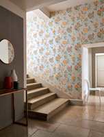 <b>MALT GULV:</b> Et malt gulv er en enkel måte å tilføre litt farge og personlighet til interiøret. Med Carazzo gulvmaling fra Pure & Original kan du få en matt og lekker farge på gulvet som er slitesterk nok til å tåle entreens røffe tak. Her i fargen Topaze.