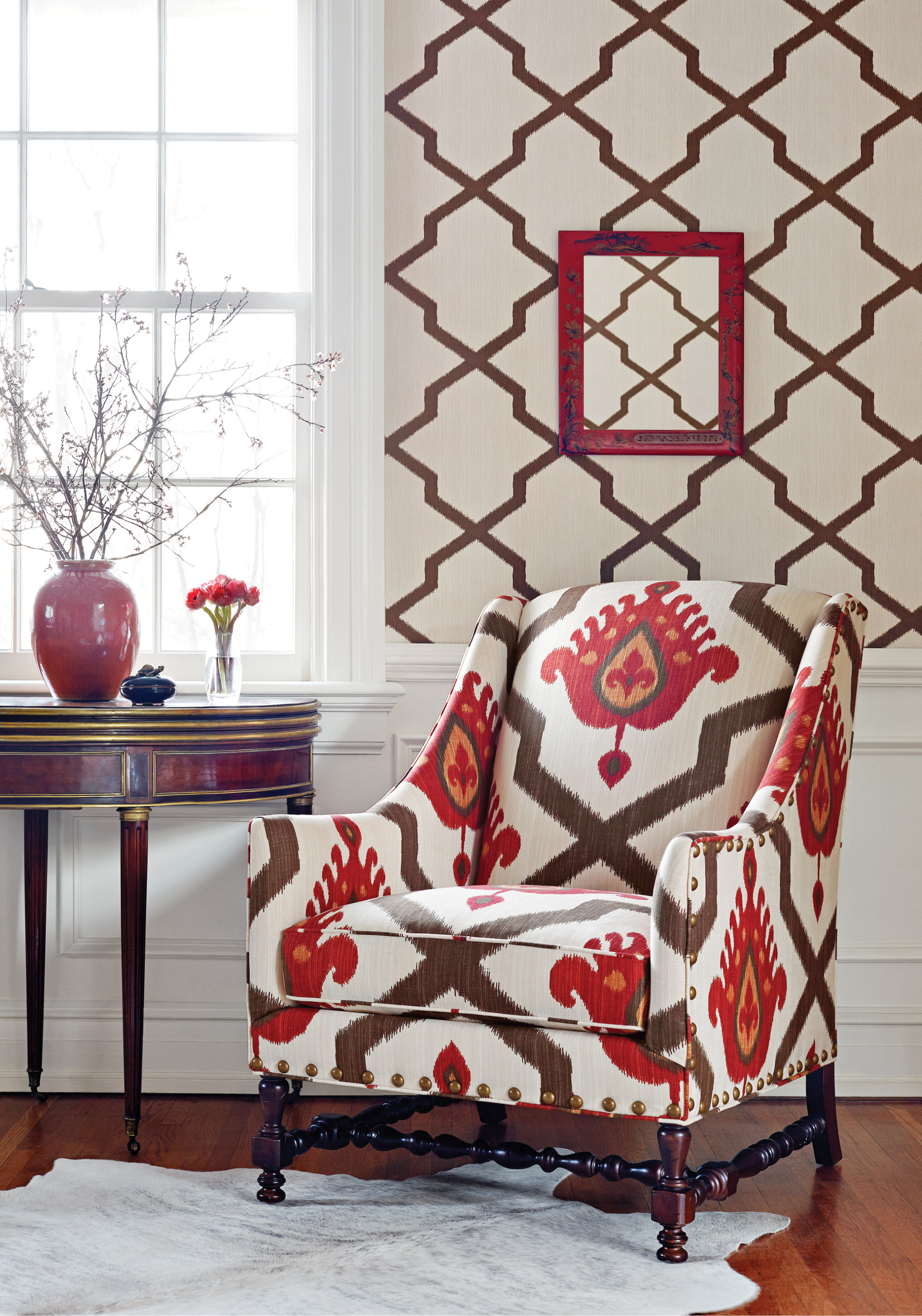 Det går fint å henge bilder på tapet med mønster.