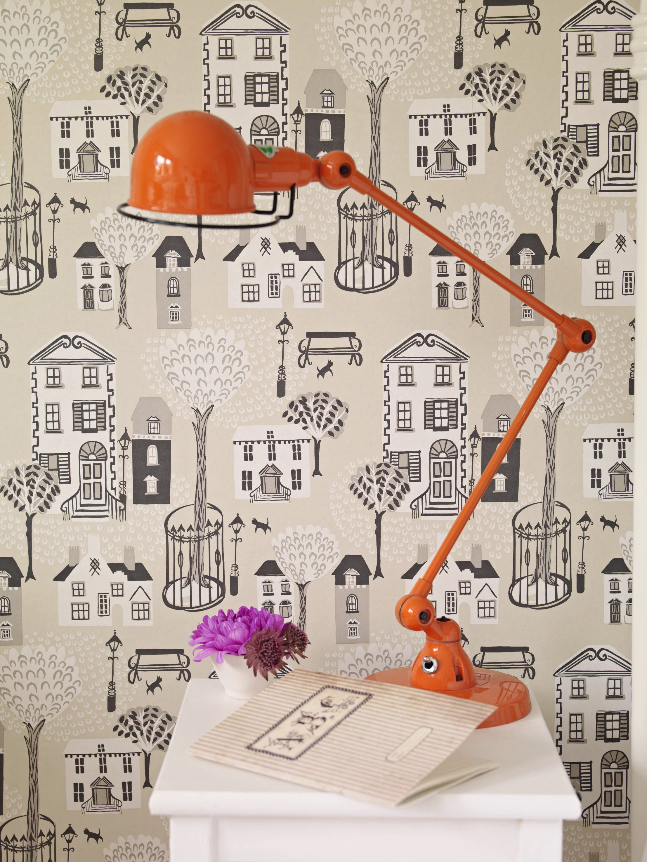 Kombiner en lys tapet med møbler og pyntegjenstander i freshe farger. Her er et tapet fra INTAG.