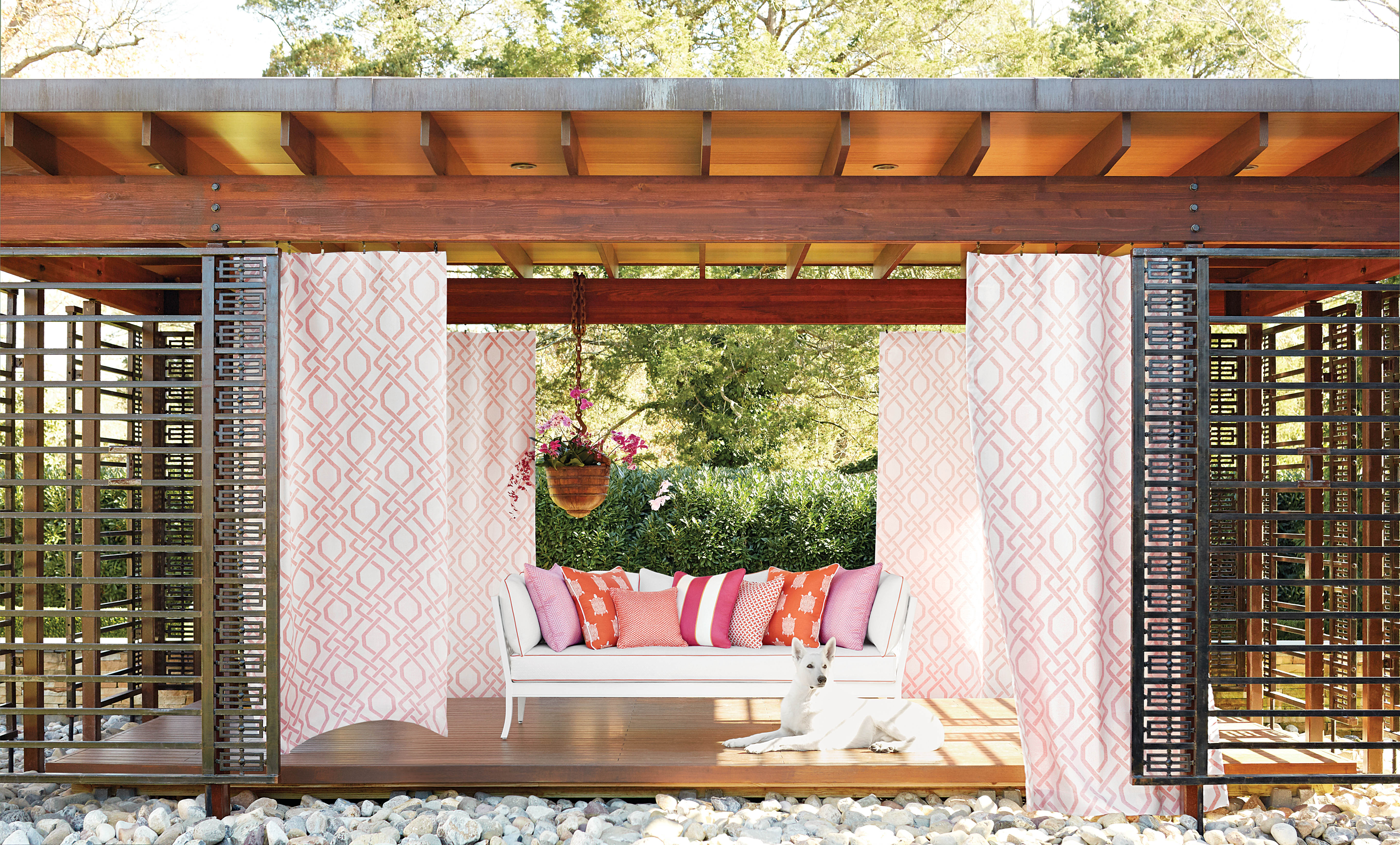 Innslag av oransje passer bestandig, også ute! Her er tekstilene fra Thibaut/Intag.