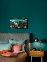UTGANGSPUNKT: Ta gjerne utgangspunkt i farger som allerede finnes i rommet, for eksempel i kunst eller tekstiler, og velg en veggfarge som binder det sammen. Tekstiler fra Sahco/INTAG. (Foto: INTAG)
