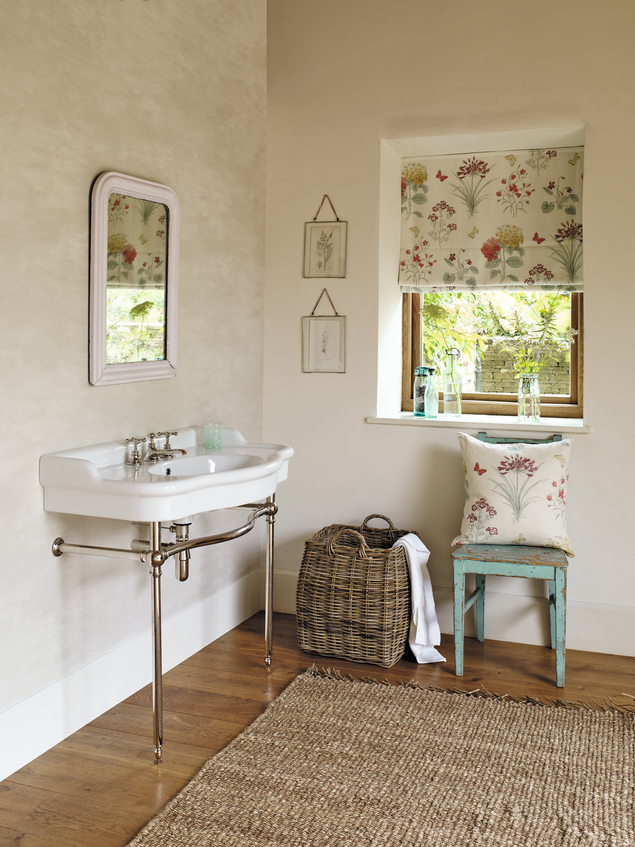 Tekstiler pynter opp på badet. Gardiner, pynteputer, håndkler og tepper gir rommet en ro og lunhet. (Foto: INTAG)