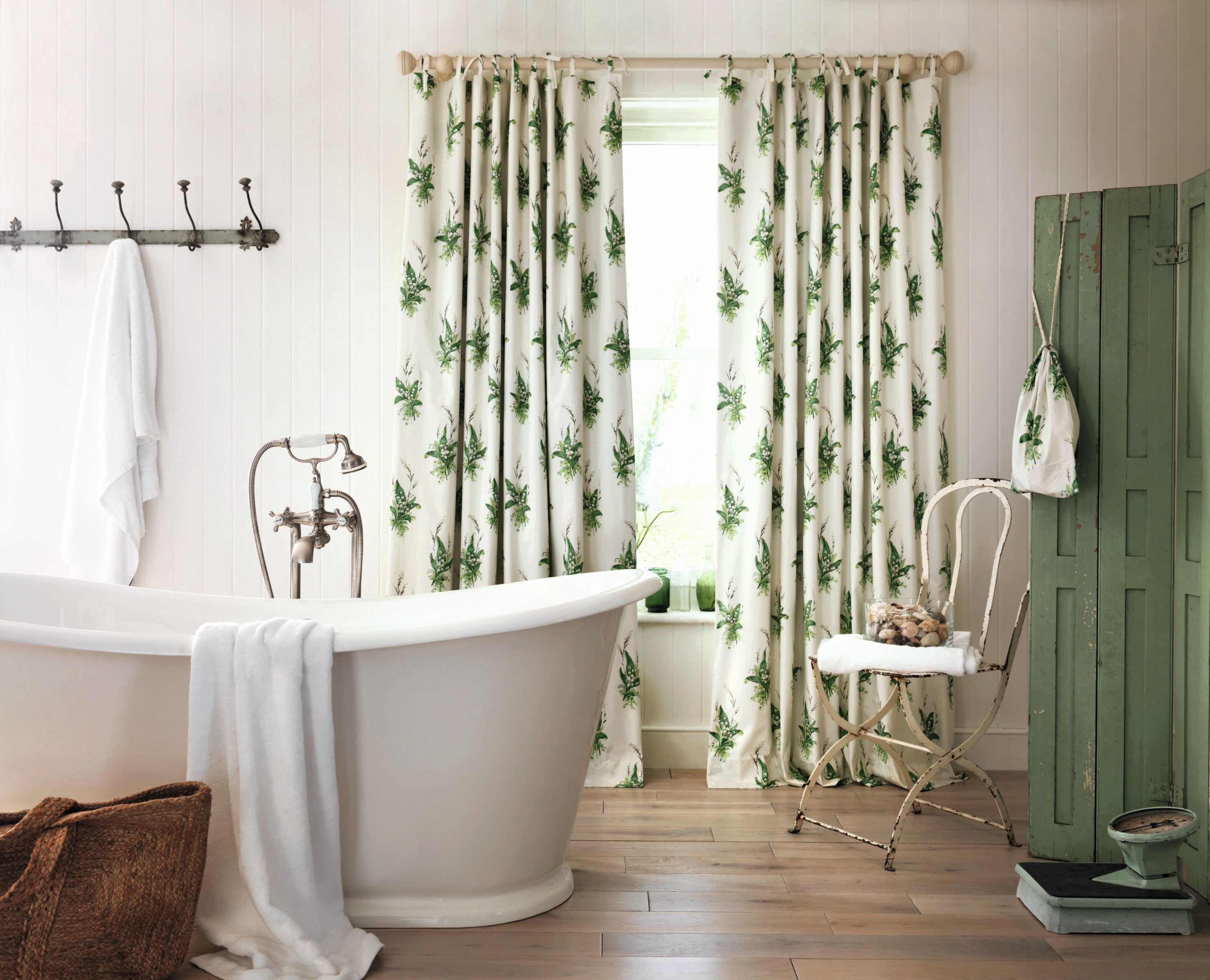 Det er deilig med naturlig lys på badet, men innsyn fra vinduene er ikke alltid like populært. Gardiner bidrar til å bevare privatlivet. Fargene frisker også opp. (Foto: INTAG)