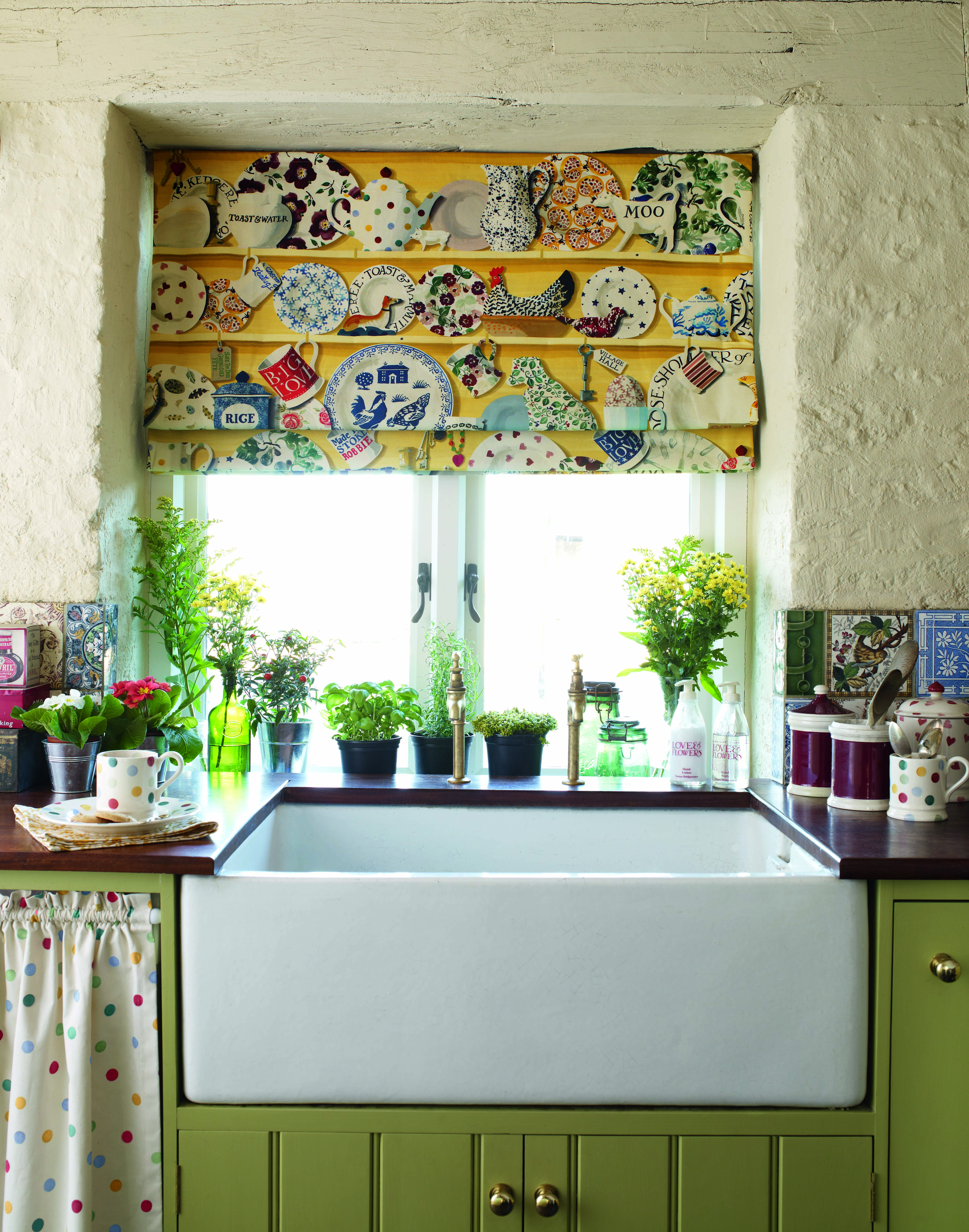 Tekstiler med litt glimt i øyet passer perfekt på kjøkkenet. Her et tekstil fra Intag/Sanderson i kolleksjonen av Emma Brigdewater.