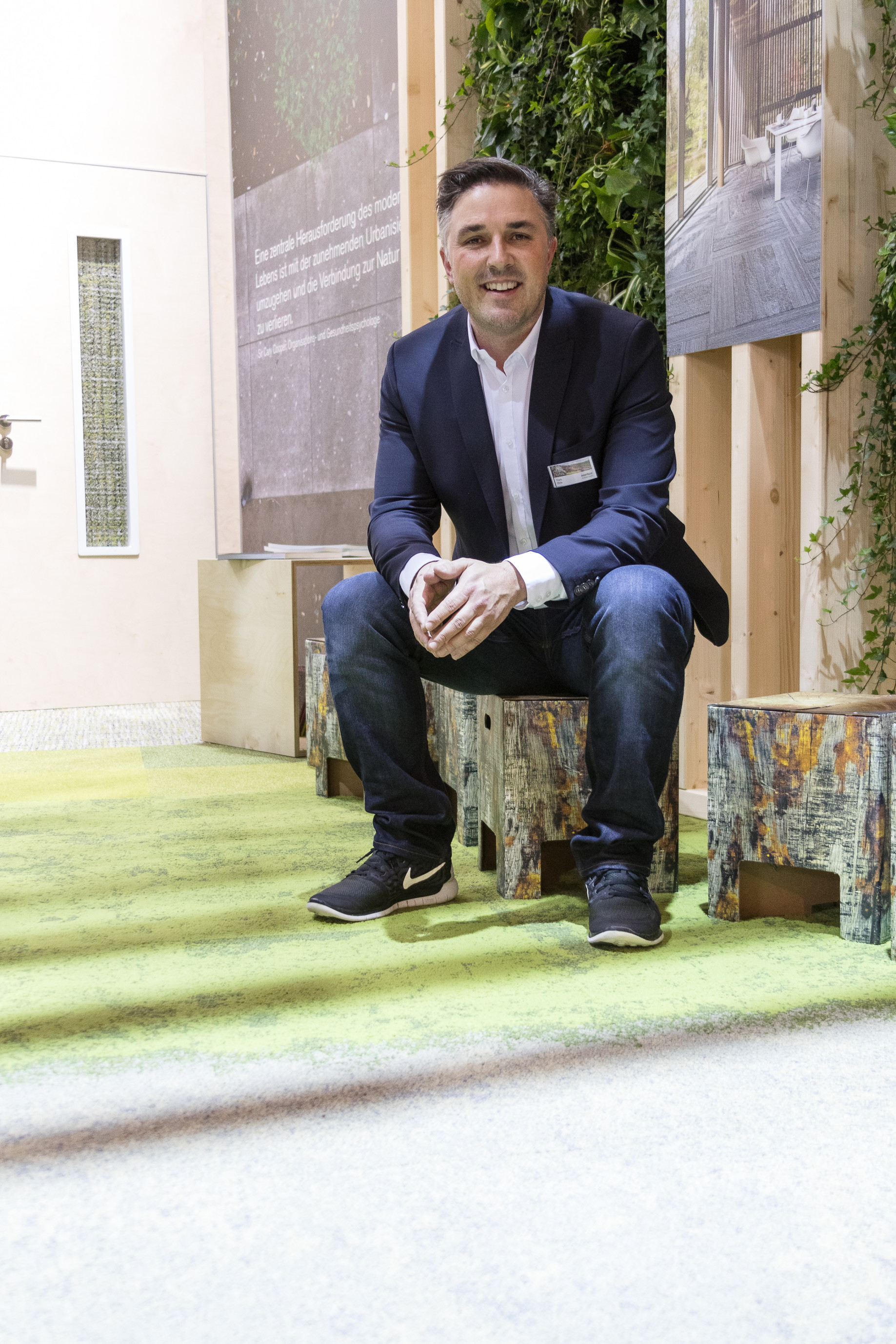 GRØNNE LUNGER: Interface, verdens største produsent av teppefliser, er på plass på verdens største byggemesse. Frank Ehrle mener naturinspirerte teppemiljøer gir ny energi på kontoret. 