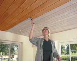 Ved å male et eldre gulnet tak i panelhvitt får man også en bedre helhet i forhold til de lyse veggene.