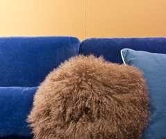 PELS: En rund, raggete pute skaper liv i sofaen. På messen så vi dem i mange varianter. Denne er fra Bloomingville.