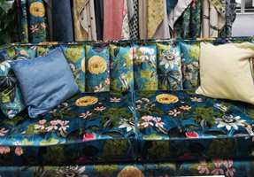 VELUR: Ensfarget velur, i syntetiske og naturfiber, har toppet tekstillistene i lengre tid. Nå presser mønstrene seg fram, det er vanskelig å motstå et sitt i denne sofaen. 